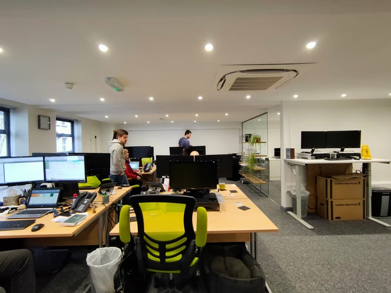 1 Commercial Rd, Eastbourne to rent - Interior Photo - Image 3 of 11