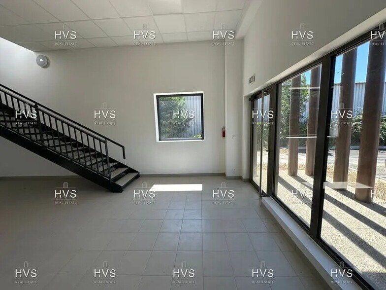 Light Industrial in Venelles to rent - Interior Photo - Image 3 of 11