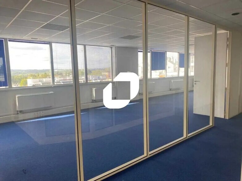 Office in Cergy to rent - Interior Photo - Image 2 of 16