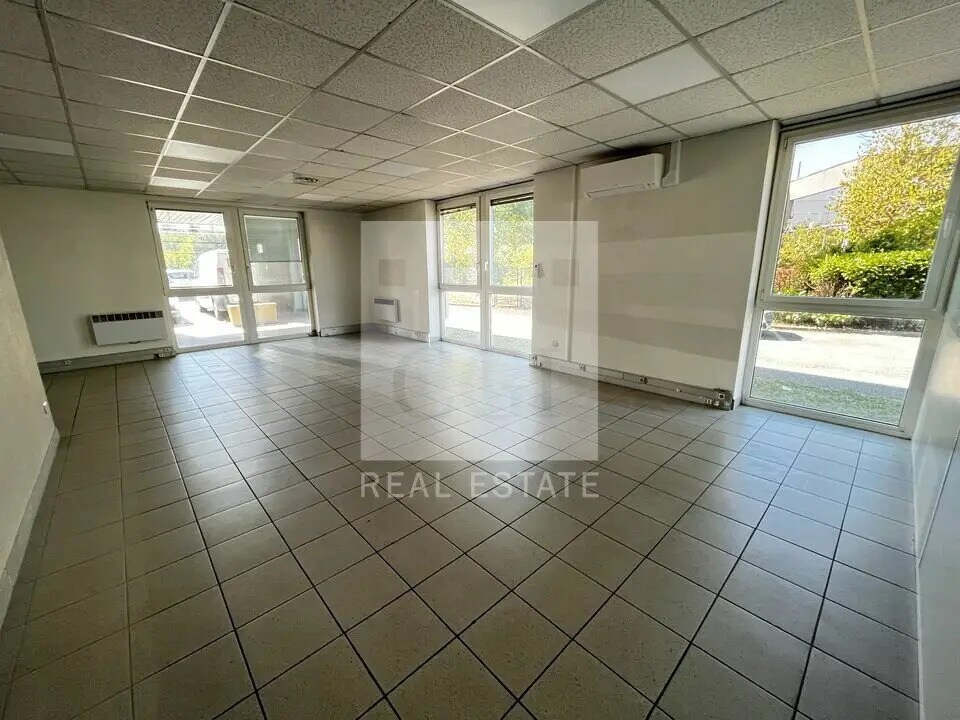 Office in Bron to rent Interior Photo- Image 1 of 22