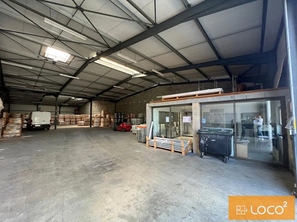 Location Entrepôt 720 m² - Photo 1