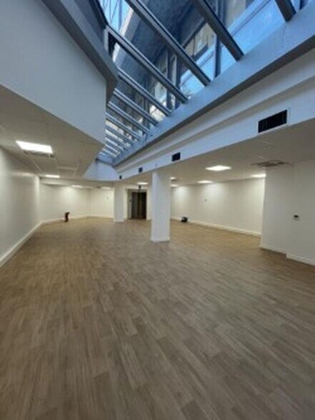 6 Boulevard Bineau, Levallois-Perret to rent - Interior Photo - Image 1 of 18