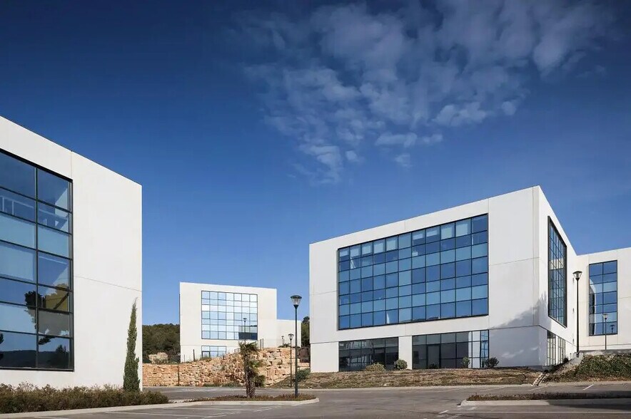 297 Avenue Du Mistral, La Ciotat to rent - Building Photo - Image 3 of 4