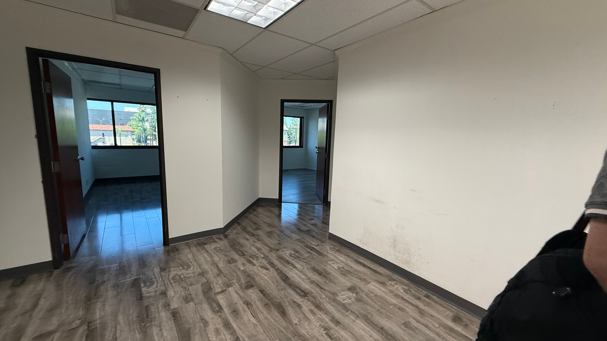 18345 Ventura Blvd, Tarzana, CA to rent Interior Photo- Image 1 of 5