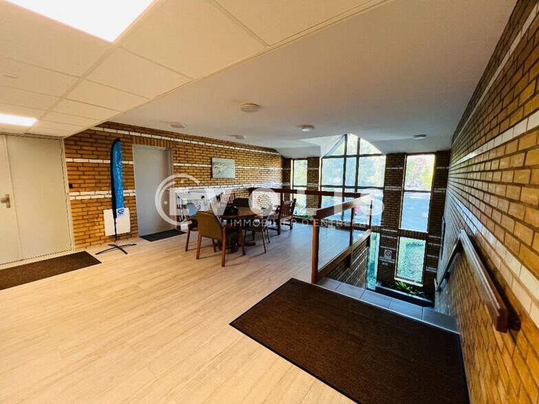 Office in Champs-sur-Marne to rent - Building Photo - Image 2 of 11