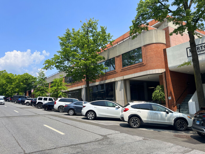 1 Pickwick Plaza, Greenwich, CT for rent - Building Photo - Image 1 of 5