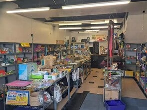 42 Market Sq, Oldham to rent Interior Photo- Image 2 of 4