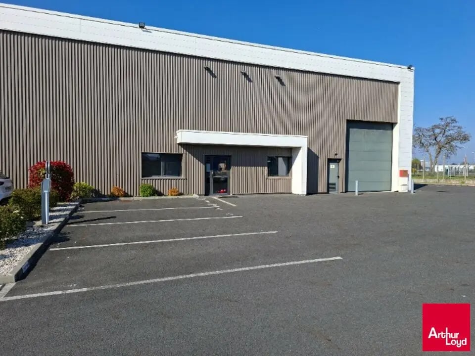 Location Local d'activités 500 m² - Photo 1
