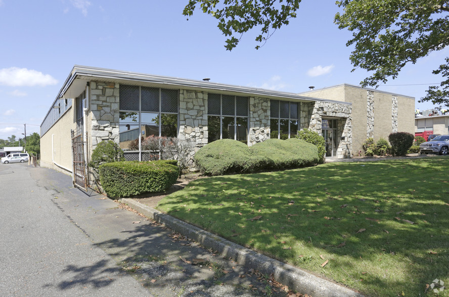 95 Schmitt Blvd, Farmingdale, NY for sale - Primary Photo - Image 1 of 4