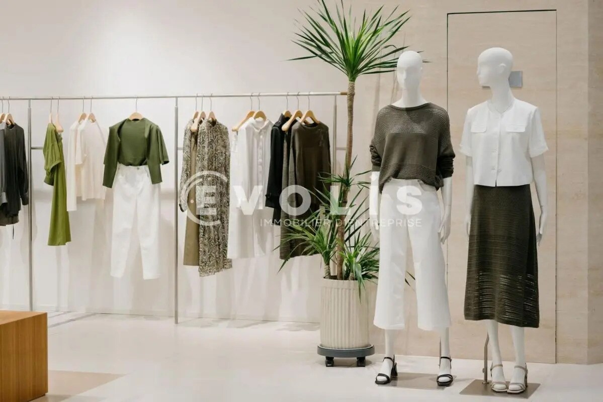 Retail in Bordeaux to rent Interior Photo- Image 1 of 2