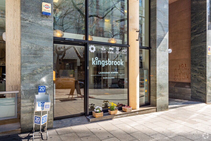 Retail in Barcelona, Barcelona to rent - Building Photo - Image 2 of 7