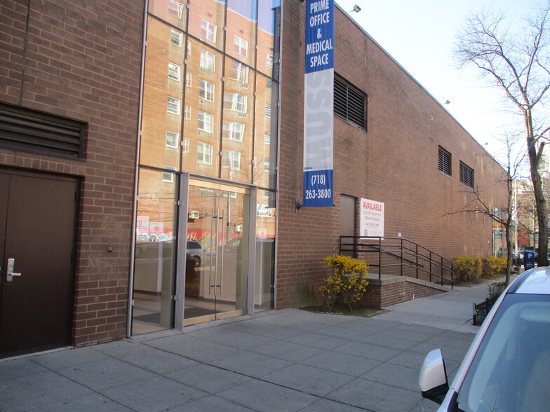 41-61 Kissena Blvd, Flushing, NY for rent - Building Photo - Image 1 of 6