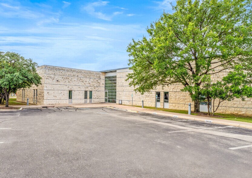 1390 E Bitters Rd, San Antonio, TX for rent - Building Photo - Image 1 of 10