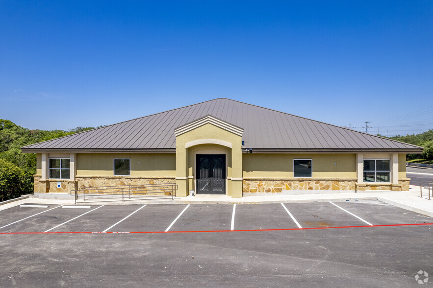 2130 Thousand Oaks Blvd, San Antonio, TX for sale - Building Photo - Image 2 of 4