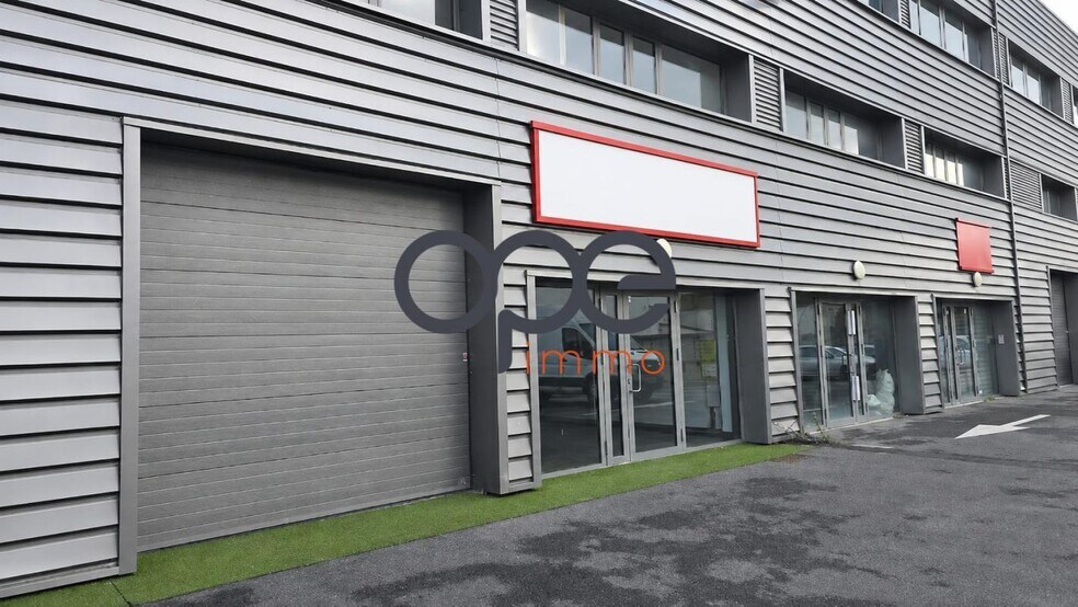 Light Industrial in Villeneuve-la-Garenne to rent - Building Photo - Image 1 of 9