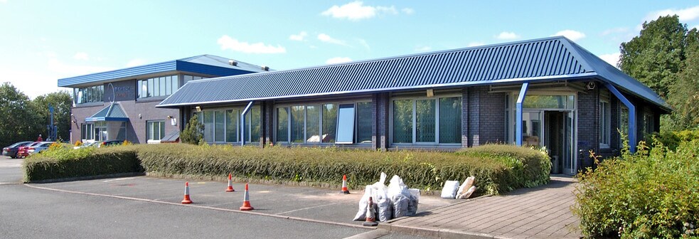 Kelvin Close, Warrington to rent - Building Photo - Image 2 of 2