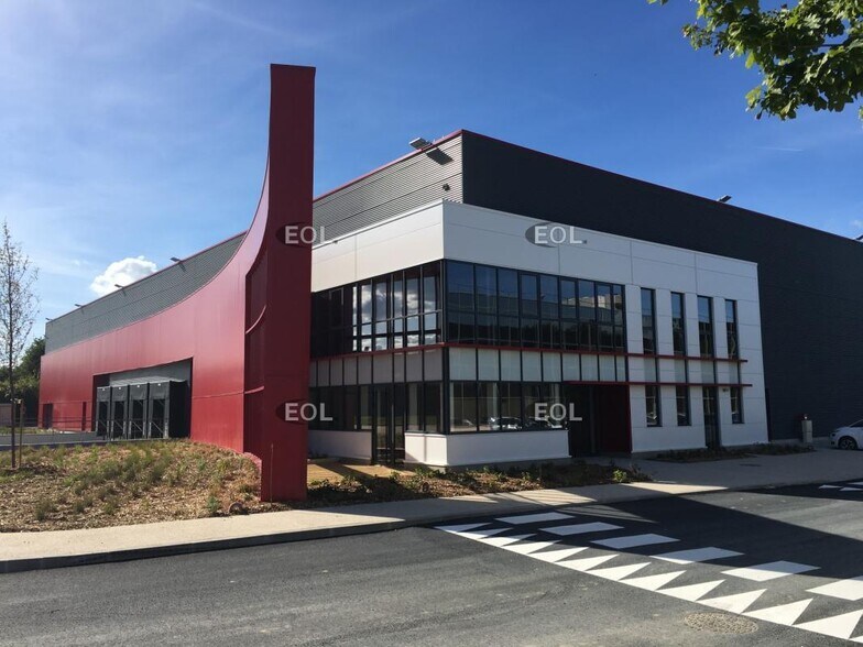Industrial in Maurepas to rent - Building Photo - Image 3 of 4