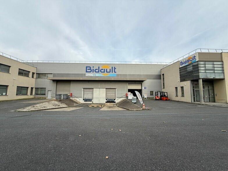 Industrial in Gennevilliers to rent - Building Photo - Image 1 of 12