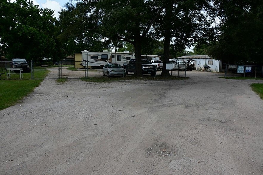 22479 Ford Rd, Porter 77365 UK