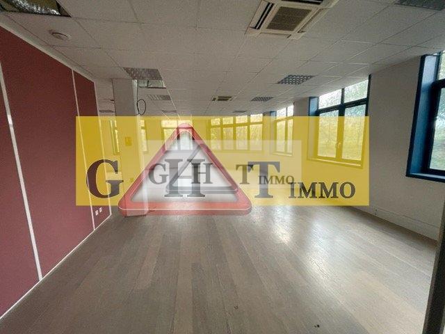 Industrial in Fresnes to rent - Interior Photo - Image 1 of 5