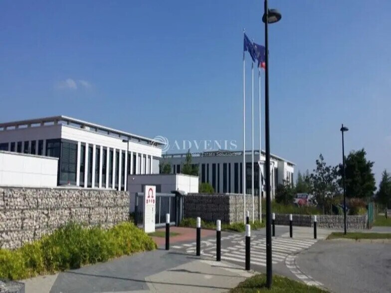 Office in Élancourt to rent - Building Photo - Image 1 of 5
