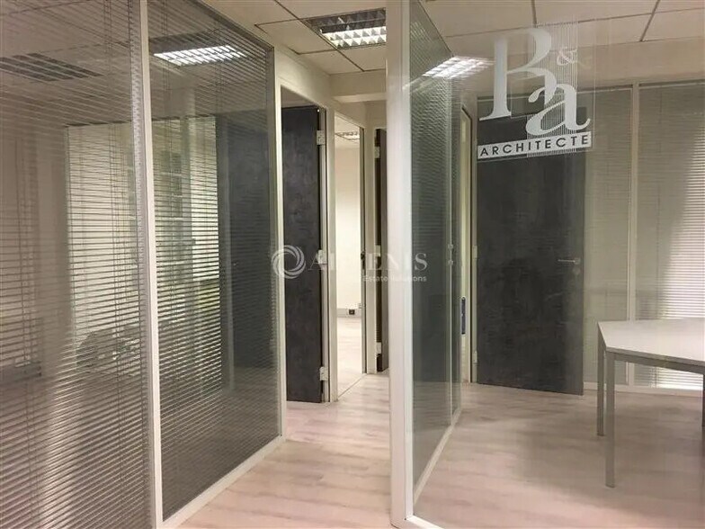 Office in Le Plessis-Robinson to rent - Interior Photo - Image 3 of 5