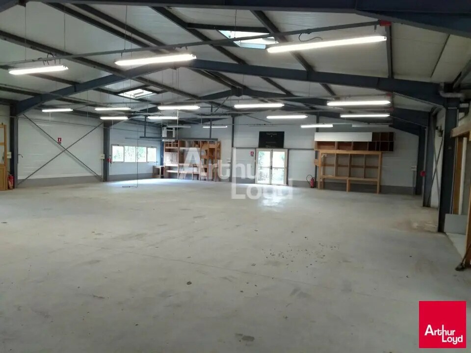 Location Local d'activités 825 m² - Photo 1