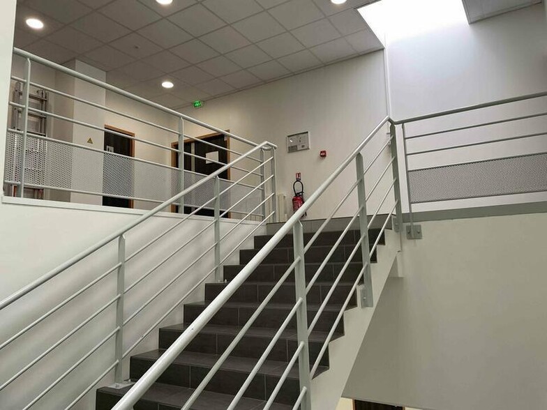 Light Industrial in Saint-Priest to rent - Interior Photo - Image 2 of 99