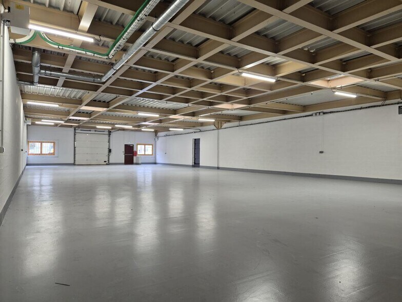 Light Industrial in Croissy-Beaubourg to rent - Building Photo - Image 1 of 8