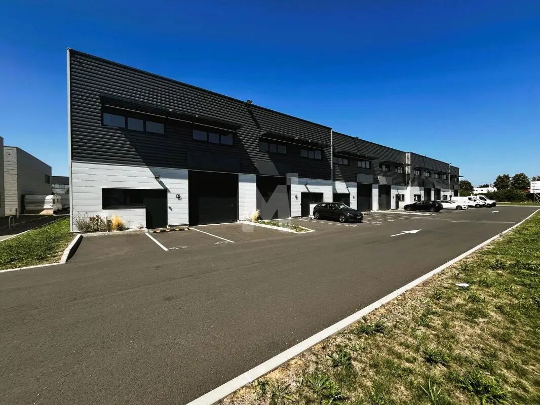 Light Industrial in Lieusaint to rent Building Photo- Image 1 of 12