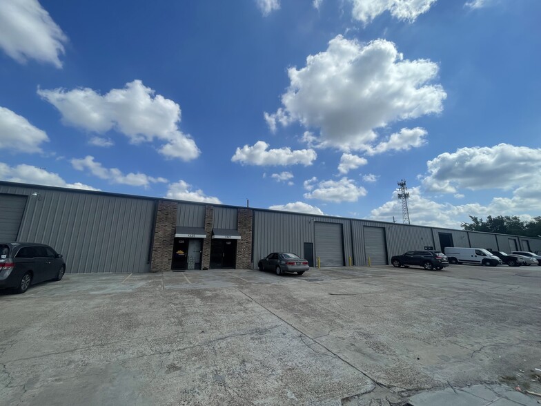 1325 S Houston Ave, Humble, TX for rent - Building Photo - Image 1 of 8