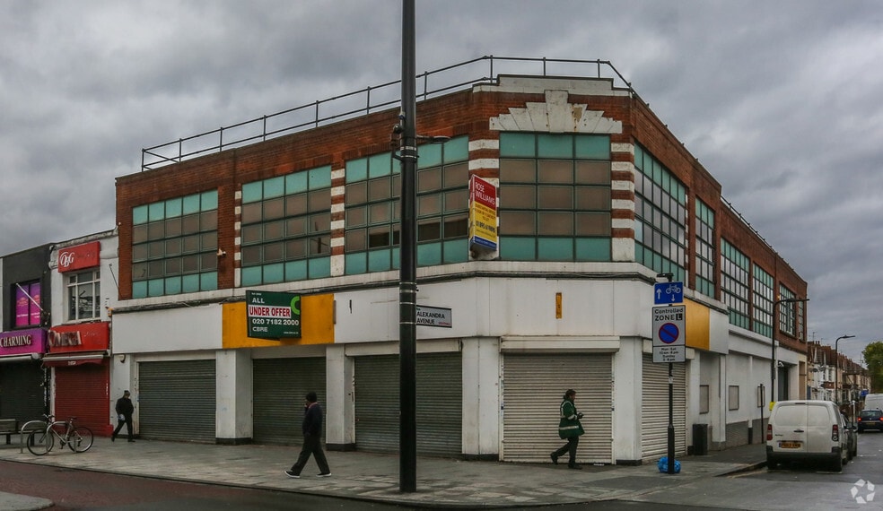 68 The Broadway, Southall to rent - Primary Photo - Image 1 of 4