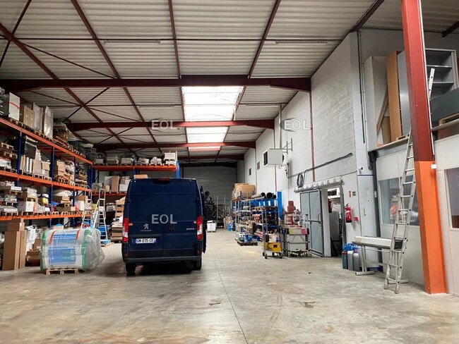 Location Local d'activités 1 100 m²