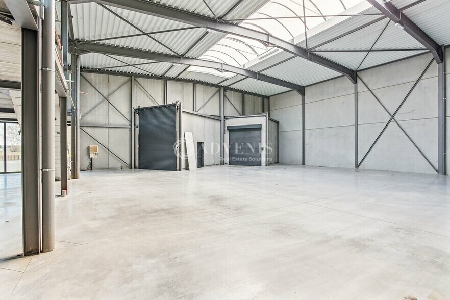 Light Industrial in Le Mesnil Amelot to rent - Interior Photo - Image 3 of 11