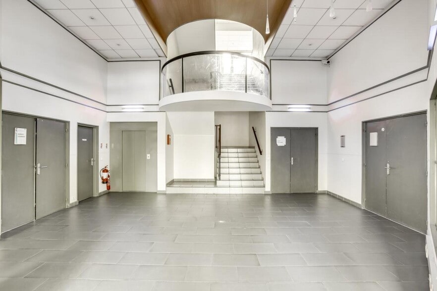 5 Rue Jacques Rueff, Antony to rent - Lobby - Image 2 of 12