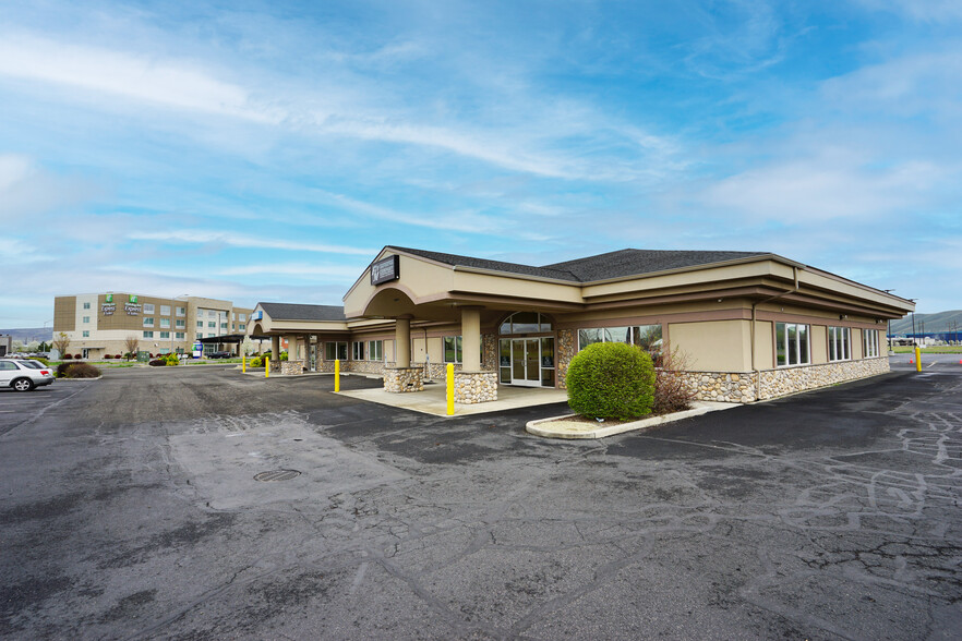 1236-1240 Ahtanum Ridge Dr, Yakima, WA for rent - Building Photo - Image 3 of 15