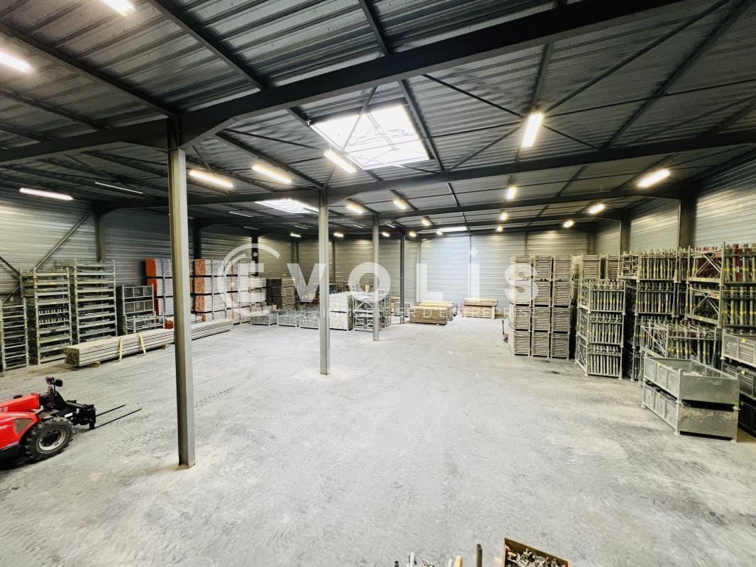 Light Industrial in Chelles to rent Interior Photo- Image 1 of 4