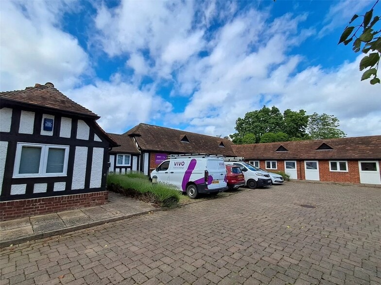 Parvis Rd, West Byfleet to rent - Building Photo - Image 1 of 8