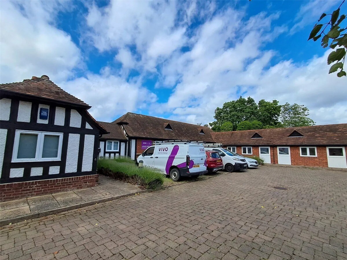 Parvis Rd, West Byfleet to rent Building Photo- Image 1 of 9