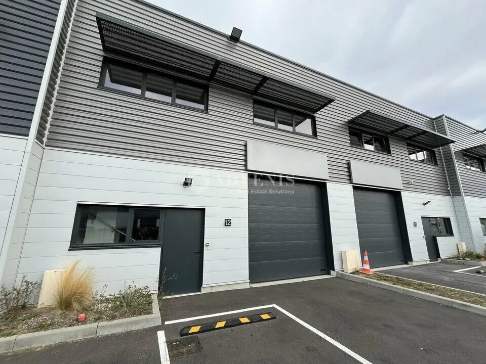 Light Industrial in Lieusaint to rent Building Photo- Image 1 of 13