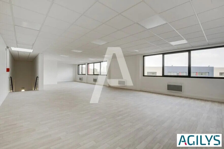 Light Industrial in to rent - Interior Photo - Image 2 of 13