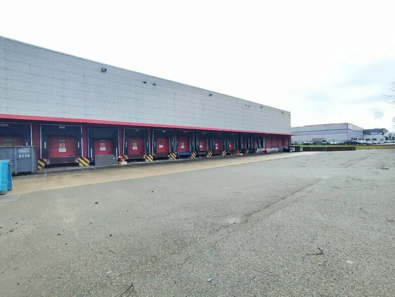 Office in Maurepas to rent - Primary Photo - Image 2 of 6