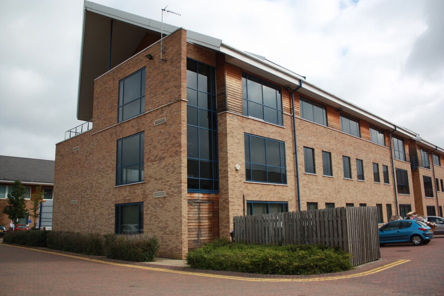 Opal Dr, Milton Keynes to rent - Building Photo - Image 3 of 11