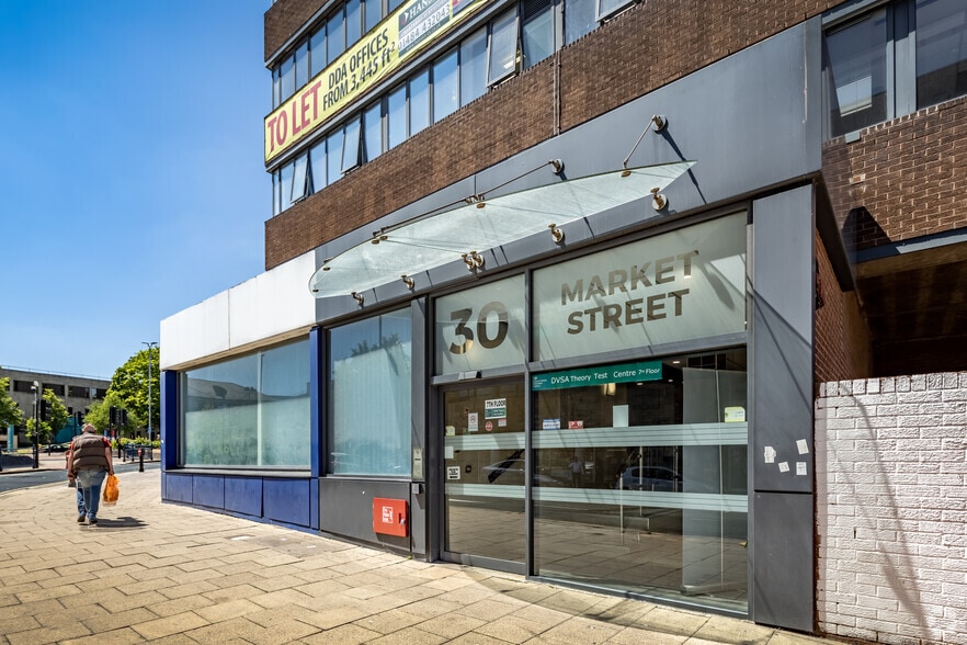 30 Market St, Huddersfield to rent - Building Photo - Image 3 of 13