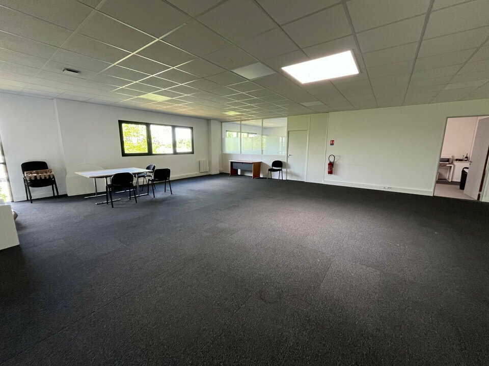 Office in Bussy-Saint-Martin to rent Interior Photo- Image 1 of 6