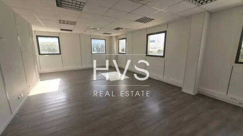 Light Industrial in Aix-en-Provence to rent - Interior Photo - Image 3 of 8