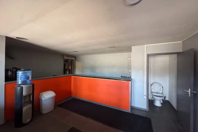 Light Industrial in Montpellier to rent - Interior Photo - Image 3 of 4