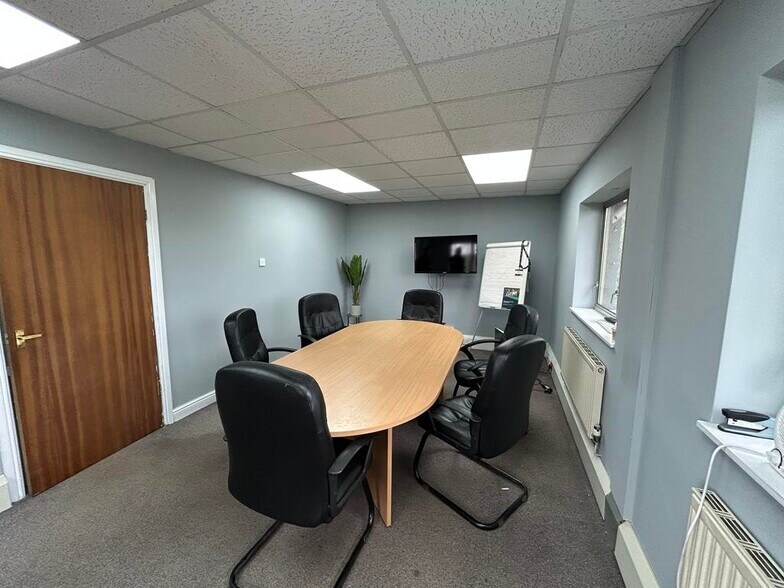 Hanbury Rd, Stoke Prior to rent - Interior Photo - Image 3 of 4