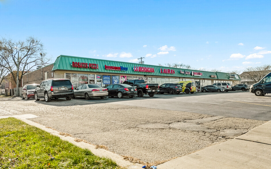 310-370 W New Indian Trl, Aurora, IL for sale - Building Photo - Image 2 of 15