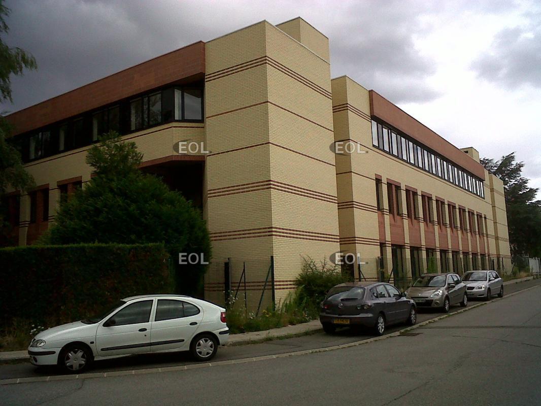 Office in Montigny-le-Bretonneux to rent Building Photo- Image 1 of 6